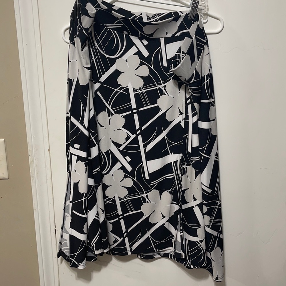 Cute floral skirt!